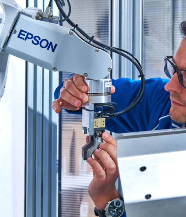 controllo-mano-di-presa-robot-antropomorfo